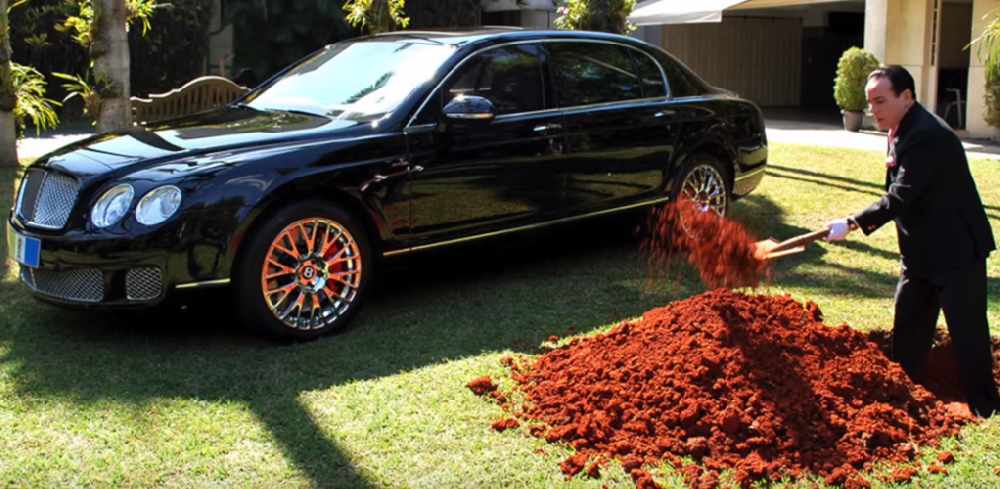 El mundo se está acabando - Un empresario brasileño entierra su coche de lujo para poder utilizarlo 'en otra vida'