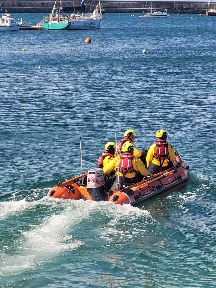 Monfm Three rescued after sailing boat runs aground - MonFM