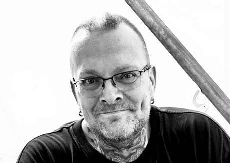 Brian the Doc Brian the Doc Jørgensen startede i '91 som radio DJ. I 2025 har han 35 års jubilæum som almindelig DJ. Brians passion for musik strækker sig fra 70 80 90’erne 00’erne samt special-kategorierne som Special Remix, Trance, Dance og House. Brian the Doc's hjertebarn er programmet Stue 88, hvor der bliver spillet mixede og specielle versioner af forskelligt musik. Han er også bagmanden bag det nye program MixZonen.