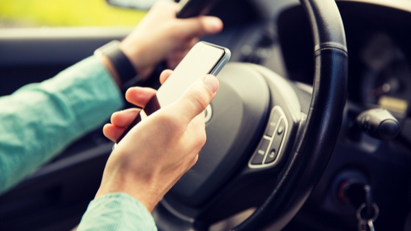 avoid distractions while driving