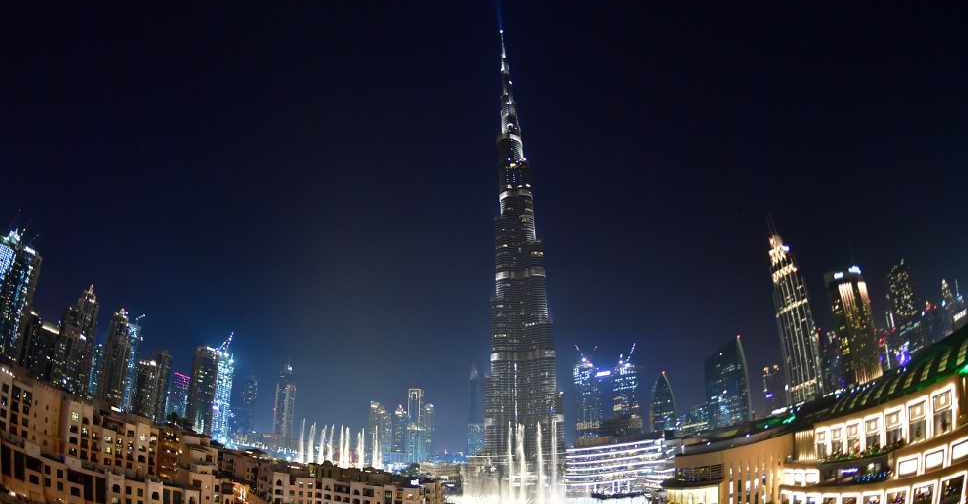 Реклама на бурдж халифа. Ночная картина с Бурдж Халиф. Девушка на фоне Бурдж Халифа. Глаз Дубая ночью. Фон Вила Dubai Бурч Халифа.