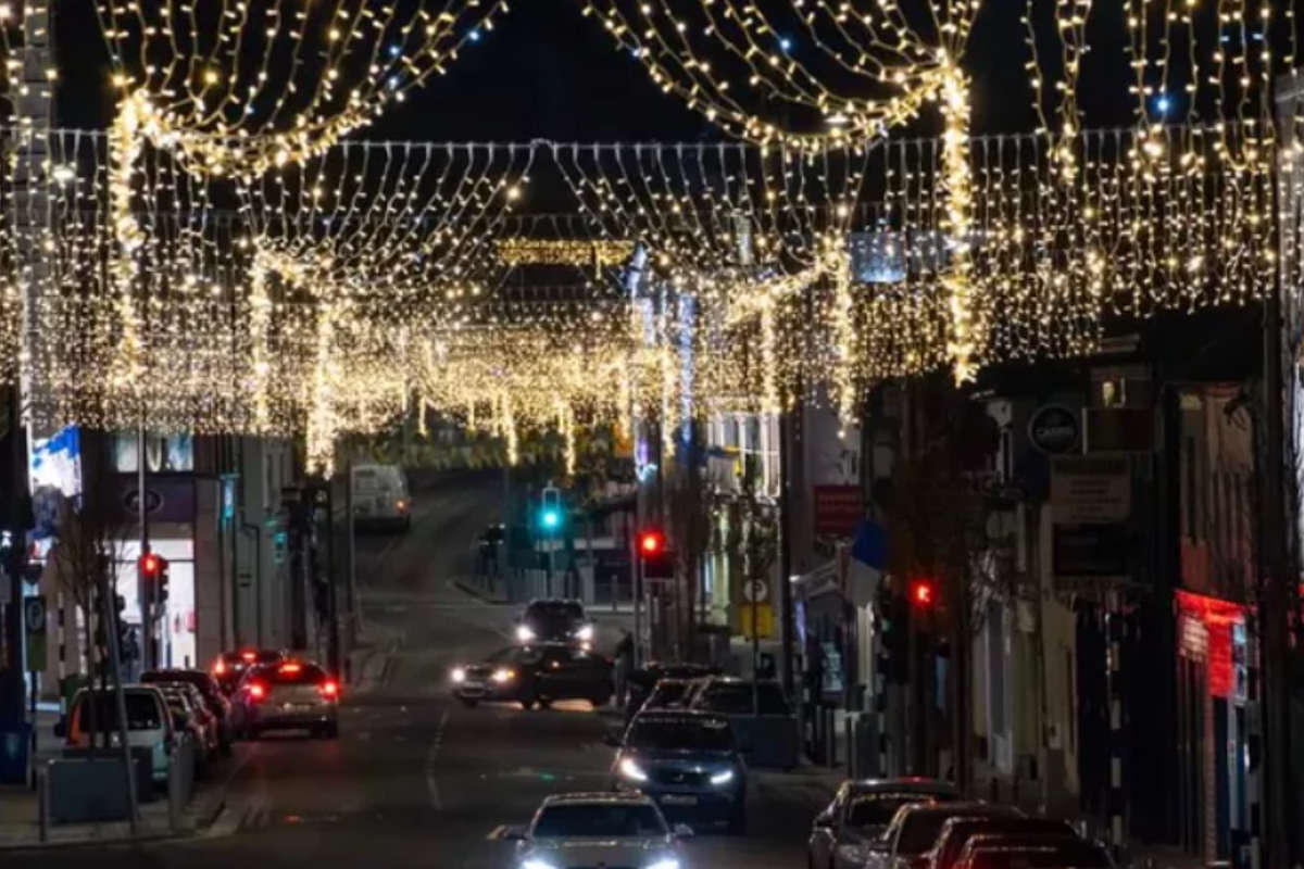 Desperate Plea For Donations To Light Up Midlands Town This Christmas - Midlands  103