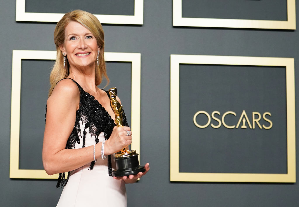 Laura Dern poses with her Oscar for Best Supporting Actress