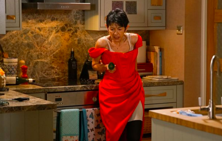 Coronation Street's Yazmeen stands over Geoff in shock with a broken wine bottle in her hand