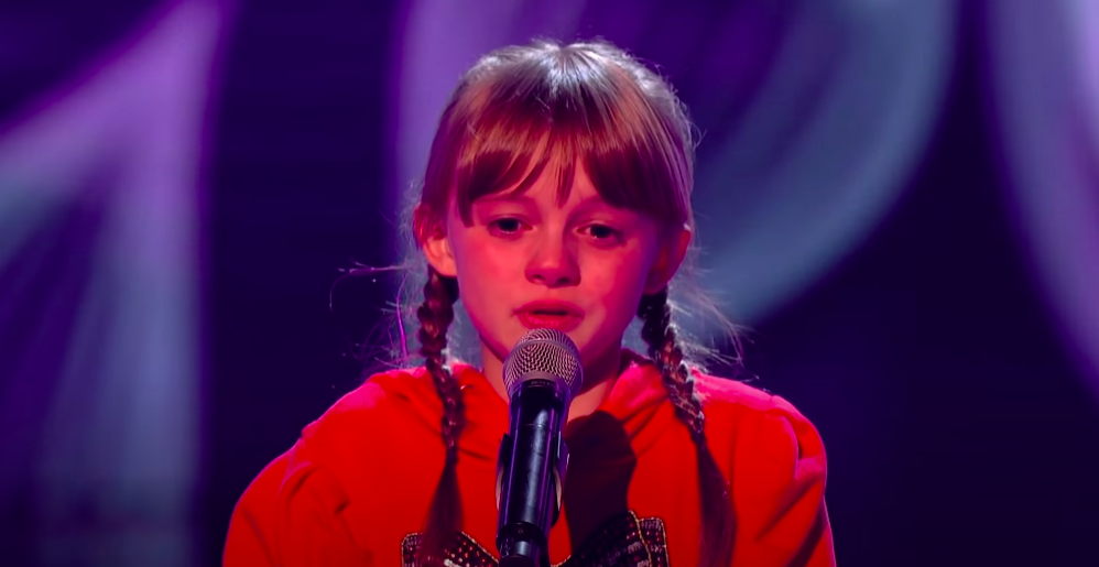 Heidi performing on the Voice Kids