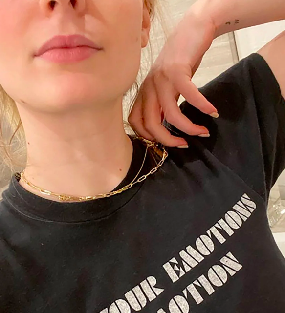 The letters 'J' and 'W' tattooed on Sophie Turner's arm