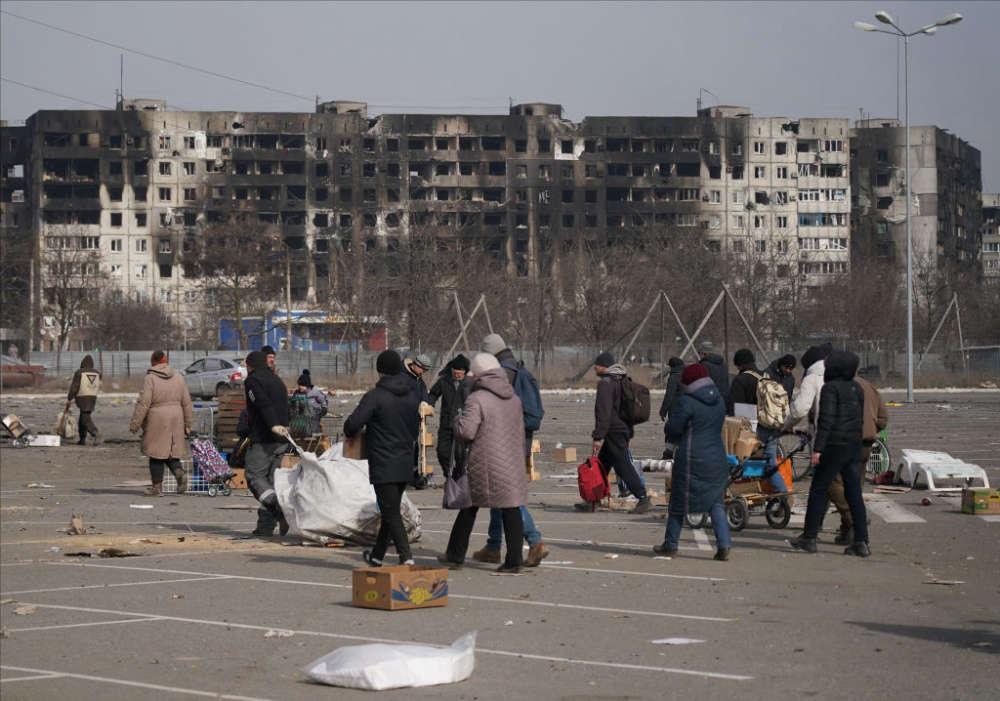 Civilians attempt fleeing the besieged city of Mariupol