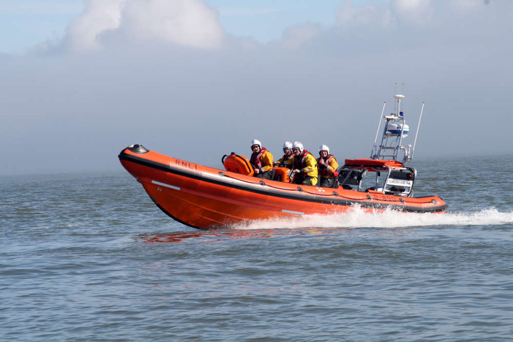 Youghal RNLI comes to aid of three people after 40ft yacht gets tangled ...