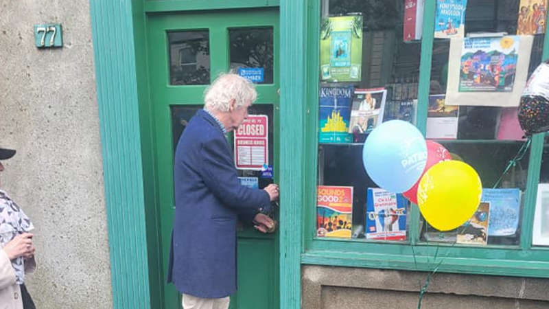 Iconic Dublin bookshop closes its doors for the last time