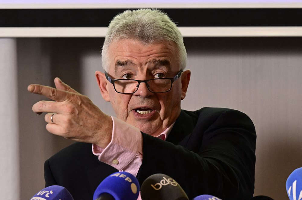 The pair got into an online spat over wi-fi on planes.