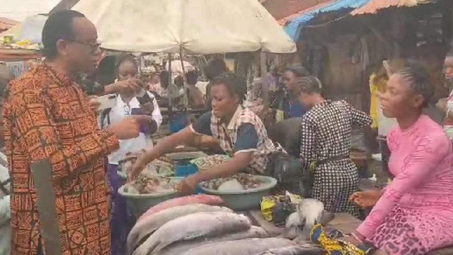 BASSEY AT FISH MARKET 