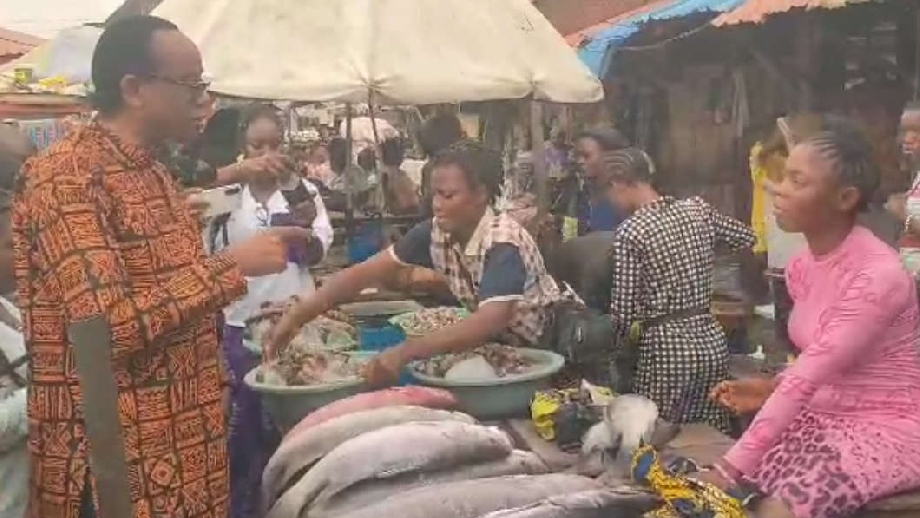 BASSEY AT FISH MARKET 