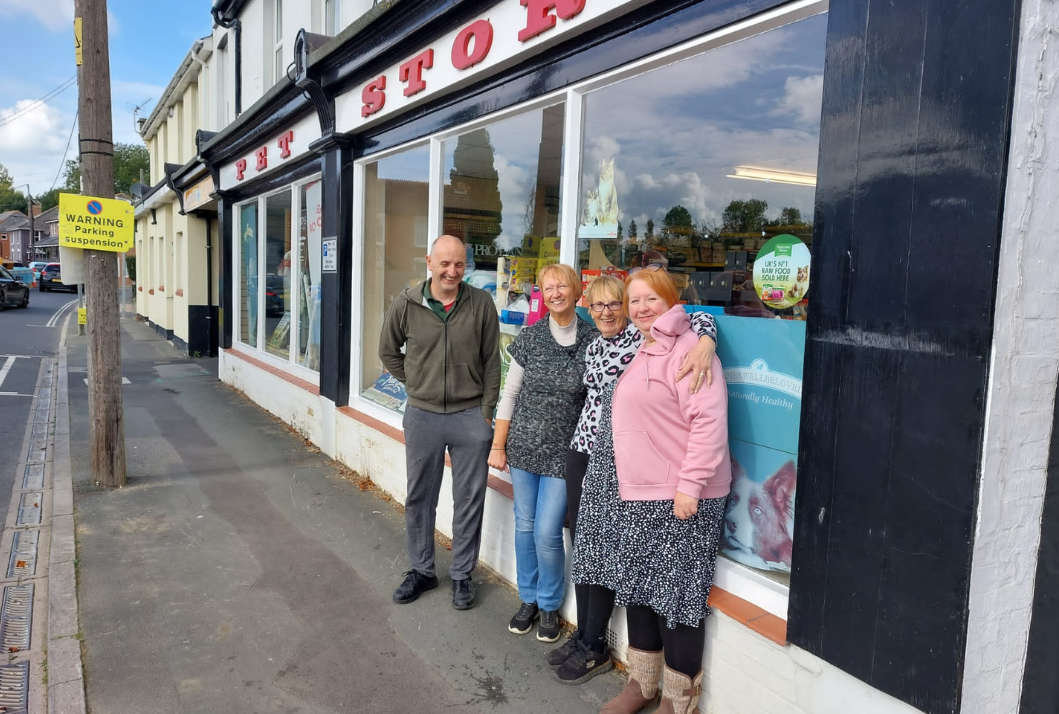 Round Of Appaws Freshwater Pet Store Owners Bid Farewell After 40