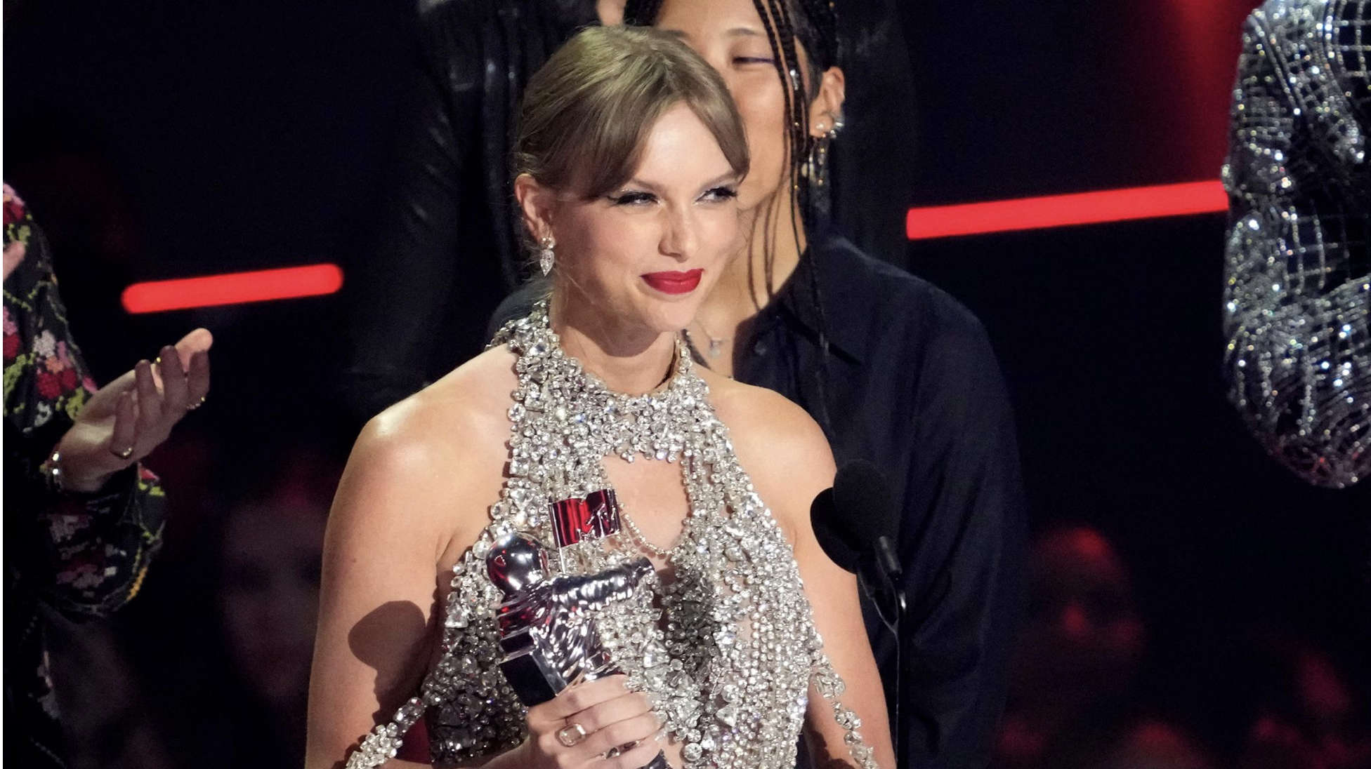 Taylor Swift Becomes The First To Claim Top 10 Slots In Us Charts Isle Of Wight Radio 