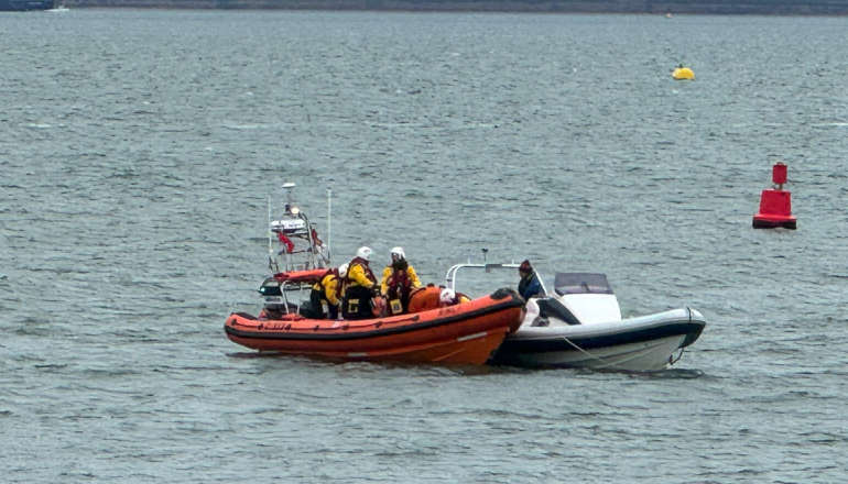 Stranded RIB Towed To Safety By Cowes Lifeboat - Vimarsana News