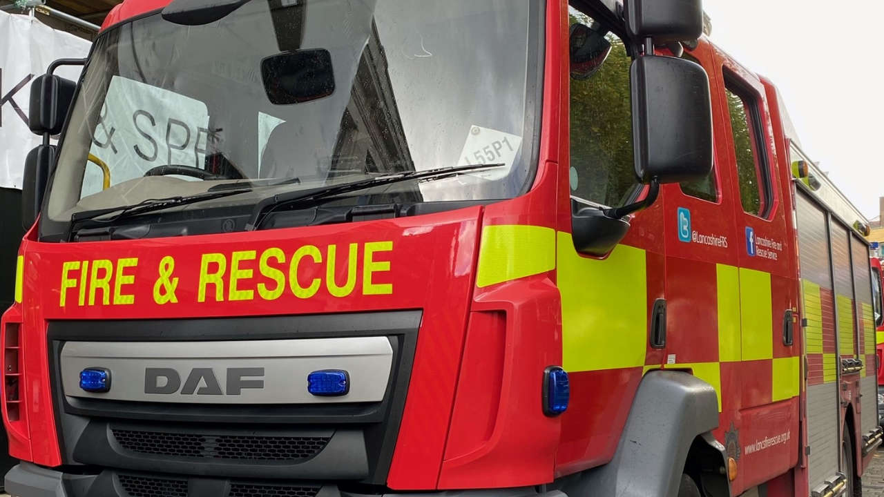 Crews tackle Lancaster commercial building fire 