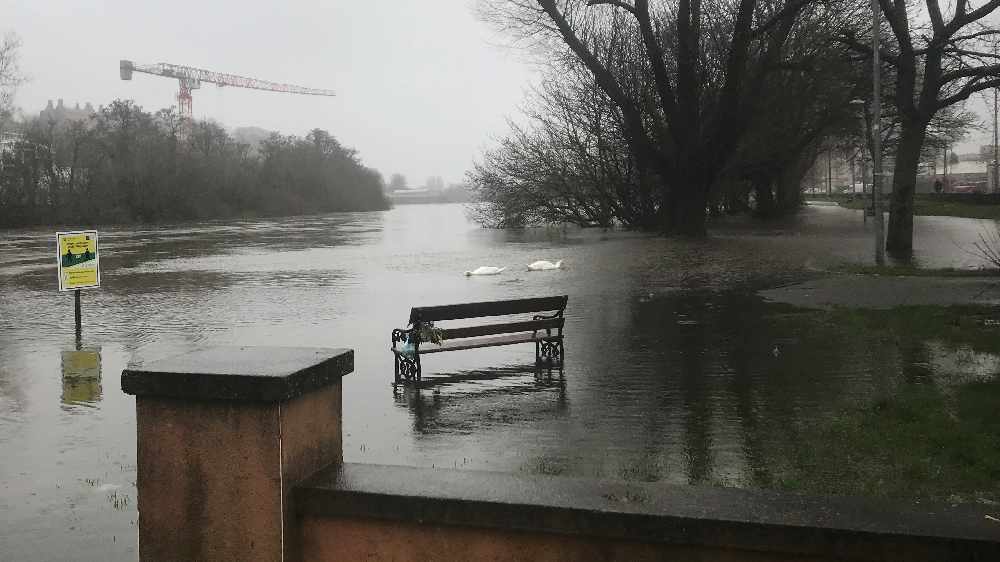 FLOOD UPDATE: Roads to the west of the city expected to remain closed as the River Lee slowly recedes - Vimarsana News