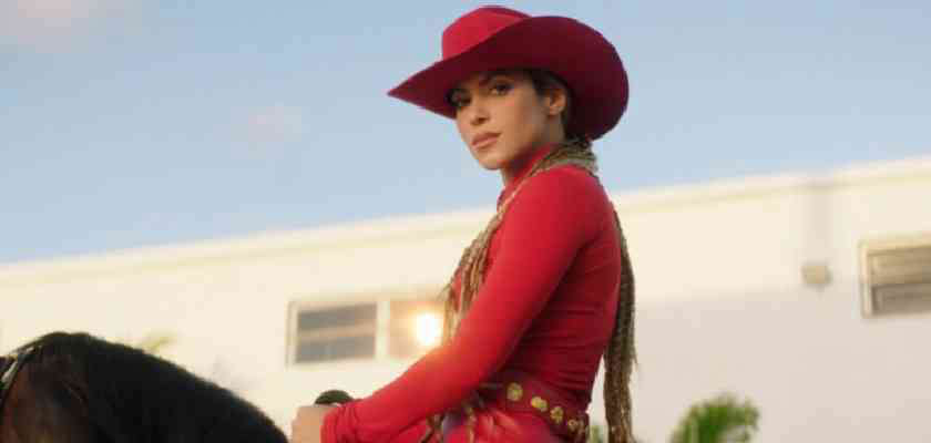 Shakira se calza botas y sombrero en su nuevo video musical El jefe